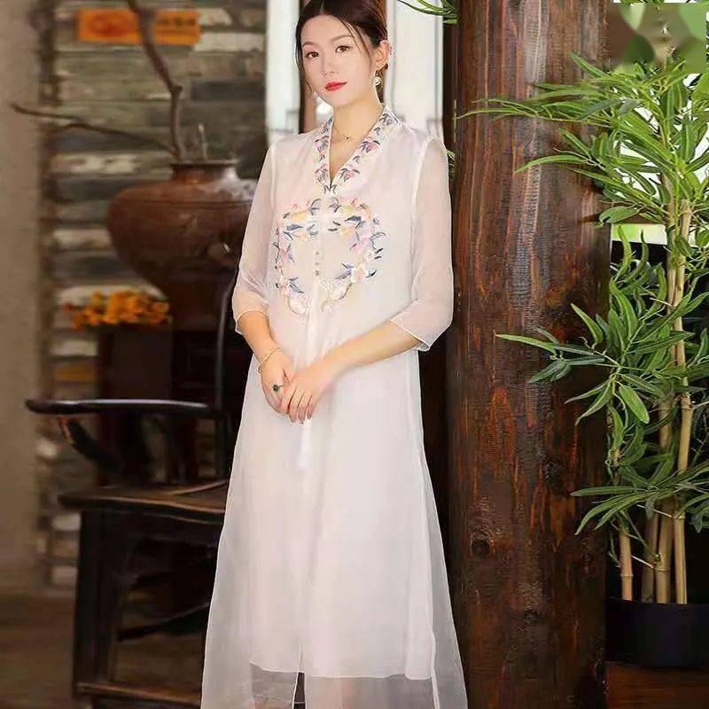 改良款白色优雅奥黛旗袍,温婉柔情又浪漫!