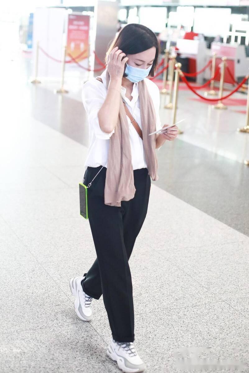 街拍:惠英红白色衬衫 黑色休闲裤 loewe包袋清爽简约