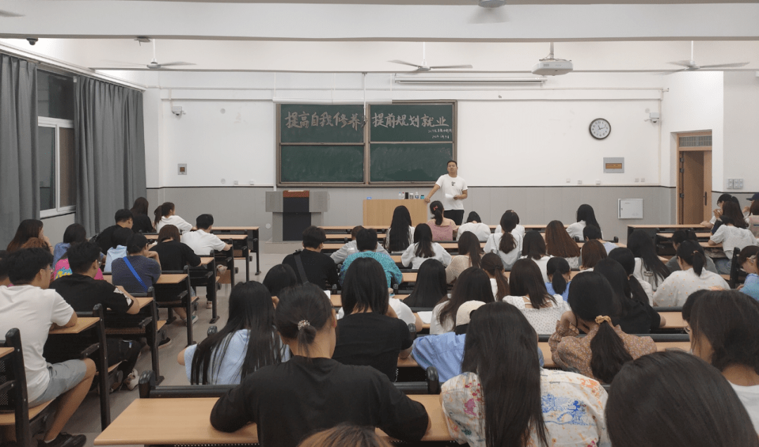 【通讯】中文系2019级国教和新闻专业召开提高自我修养暨提前规划就业会议_史龙繁