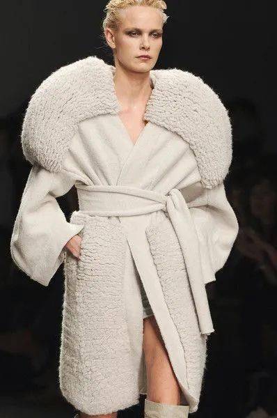 量感肩部设计不用粉墨即是焦点