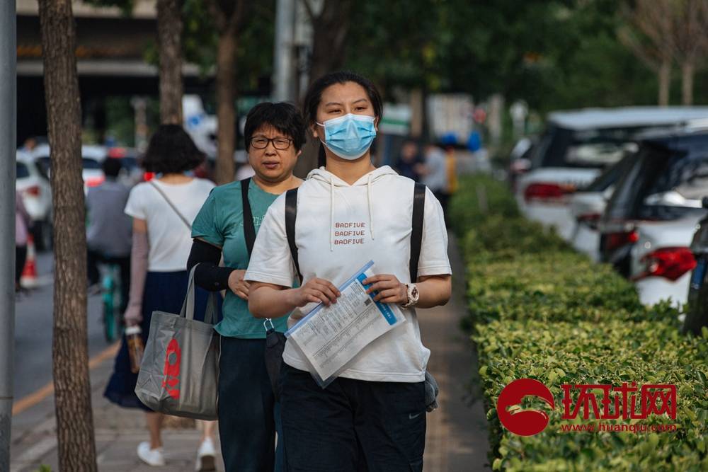 直击2021高考1078万考生走进考场家长身着旗袍为考生加油