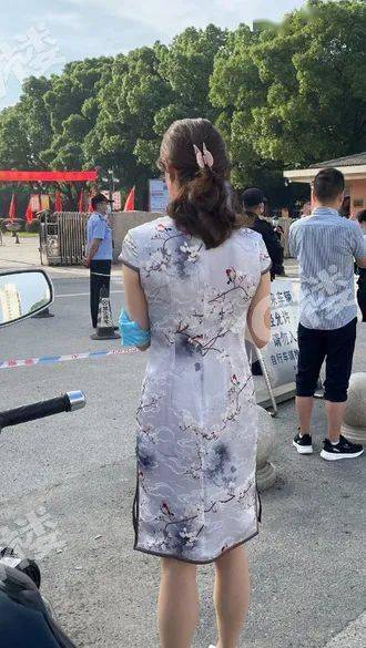 高考现场刚刚作文题出了得与失今年考点门口格外红老爹的红t恤妈妈的