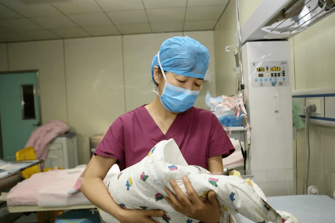 守初心担使命丨百名优秀党员故事方建红母婴健康是每一次奔跑的动力