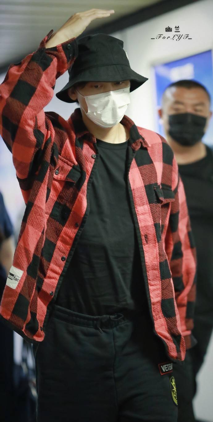 李易峰6号晚海口出发飞往北京 红格子衬衫少年走到哪都是焦点