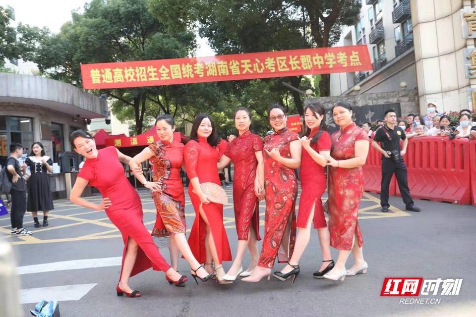 考场外,妈妈们身着旗袍手拿向日葵,寓意"旗开得胜,一举夺魁