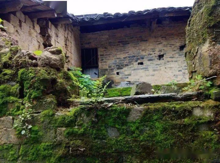 梦回旧时光，老房子被砸大洞的深层寓意与心理解析