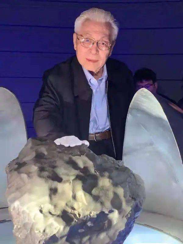 一行|中国科学院院士欧阳自远一行莅临吉林市陨石博物馆