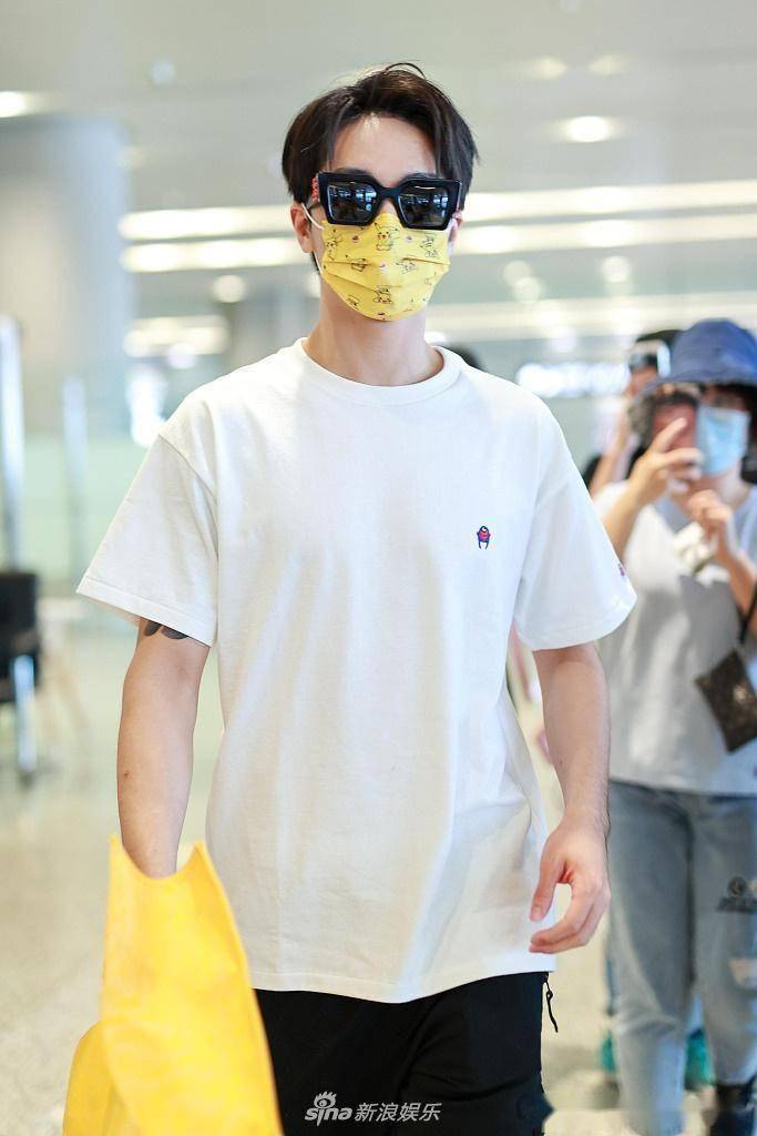 许魏洲墨镜短发简单干练 走路带风狂野酷飒超slay