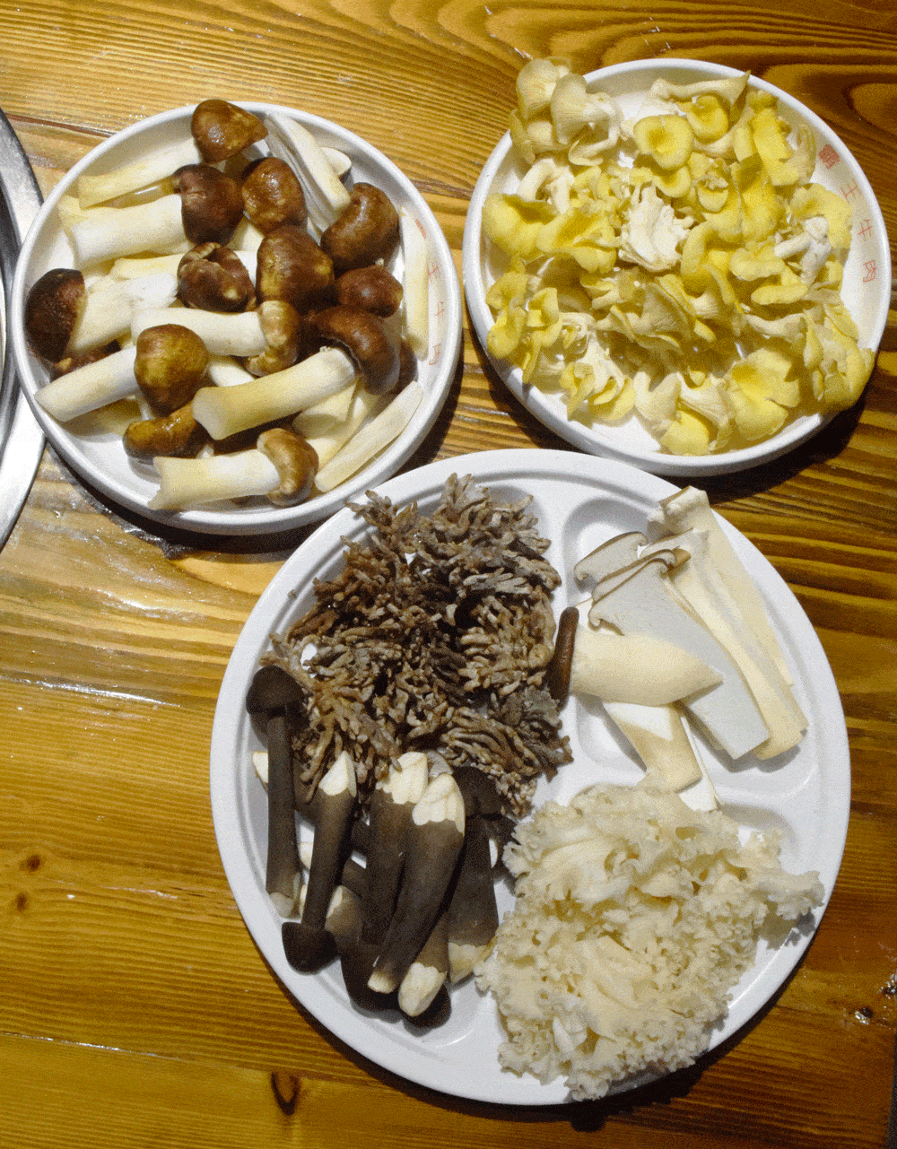 被"养生党"吹爆的这家火锅店,每一口都是蘑菇森林的味道.