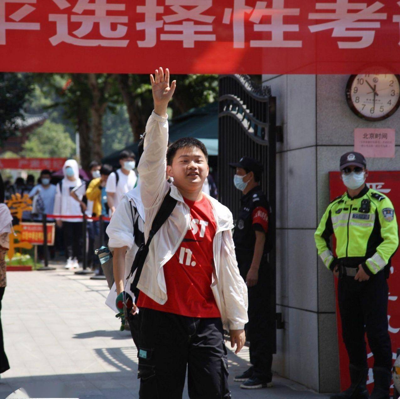 高考考场外妈妈用拥抱鼓励女儿城市摄影队