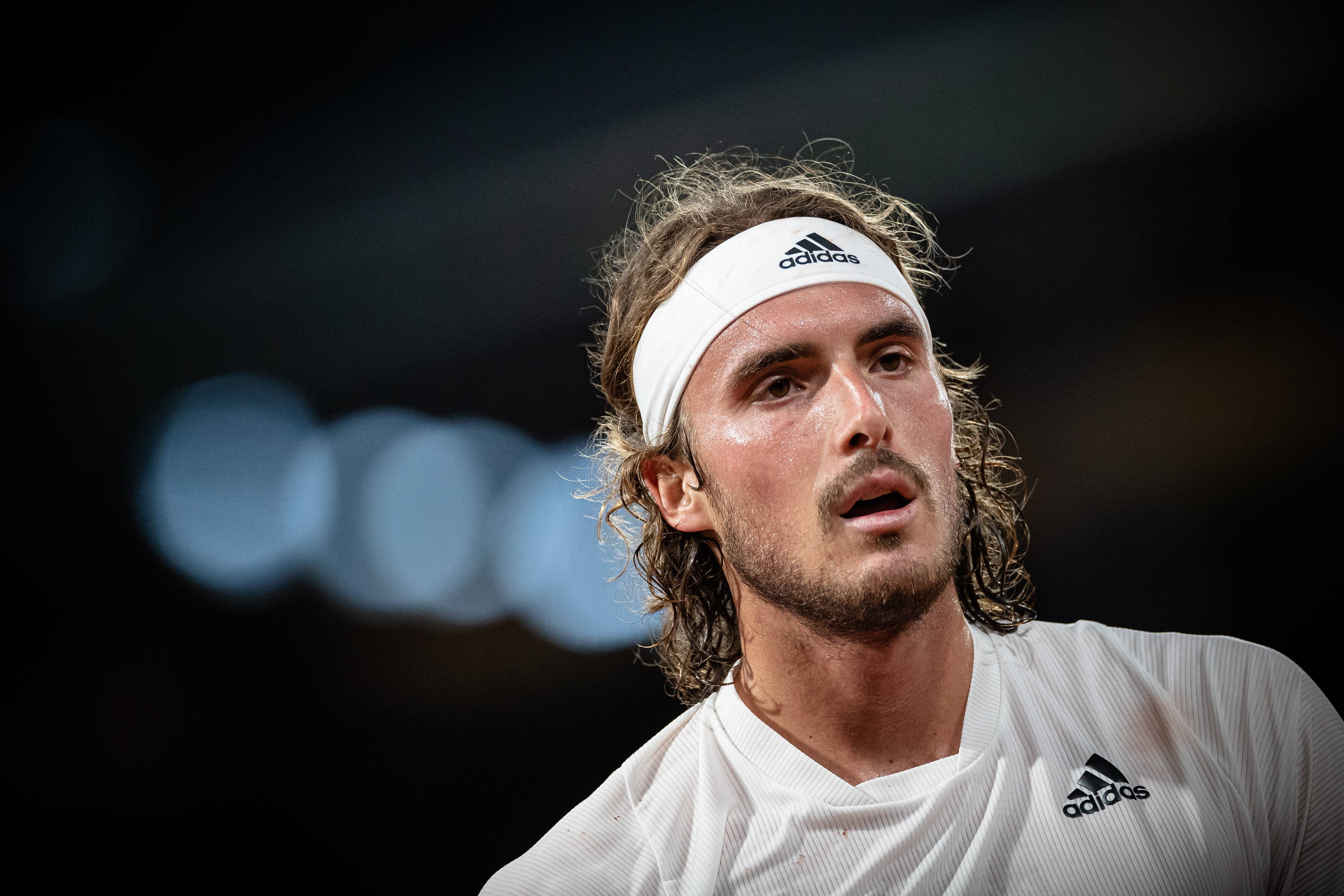 网球——法网:齐齐帕斯淘汰梅德韦杰夫晋级四强