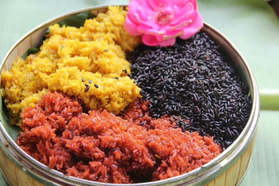 分别取色于新鲜植物红蓝藤,黄姜和三角枫汁液,有药味甘香,饭团甜滑