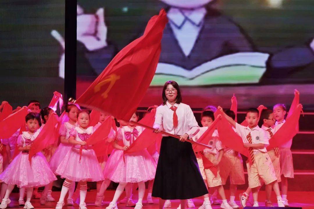 舞蹈《共产儿童团团歌》,展现了儿童团的勇敢,乐观,活泼;情景剧《开天