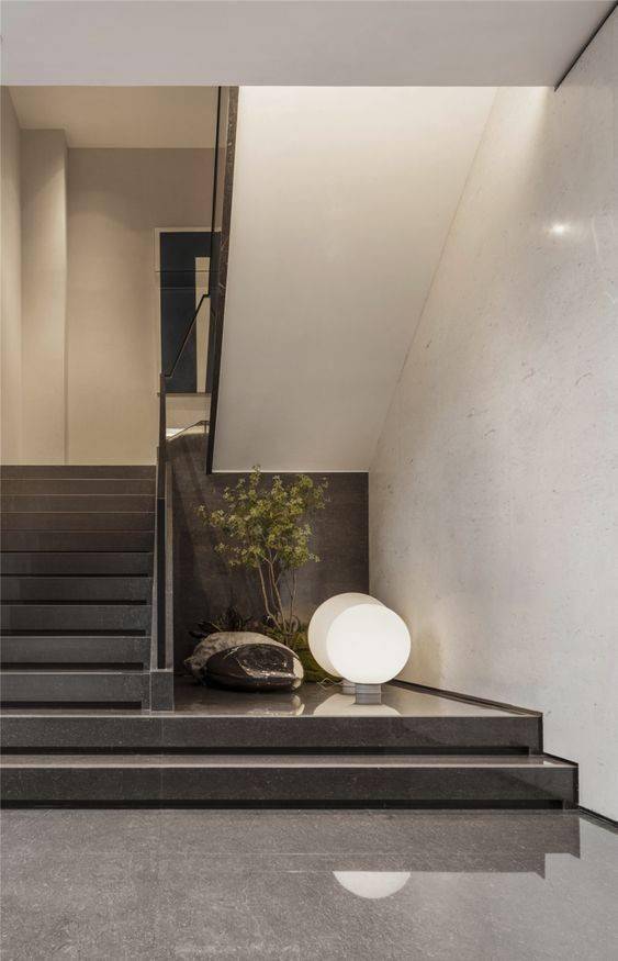 楼梯底部加宽连着电视柜做成一体上下楼空间反倒更宽敞实用了