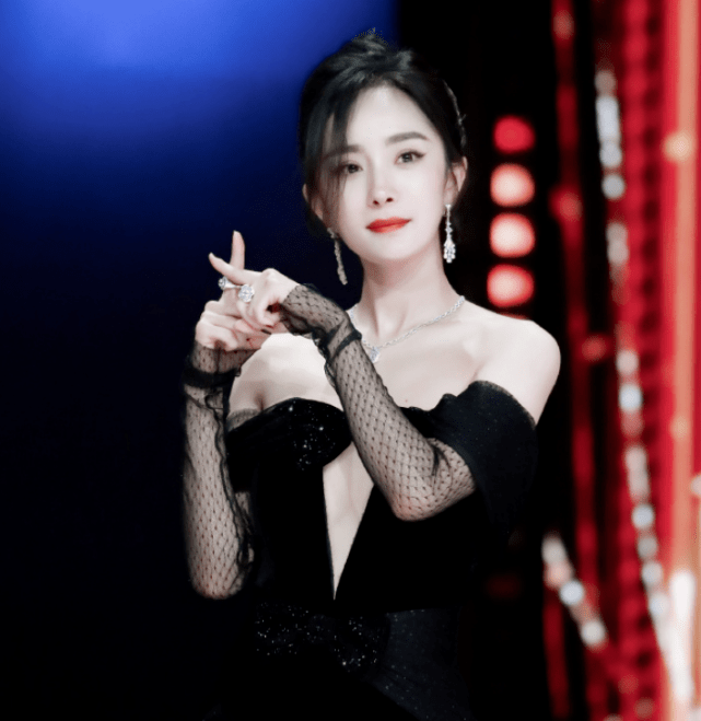 杨幂低胸礼服现身活动预防走光全程用手遮挡扭头躲开偷拍太霸气