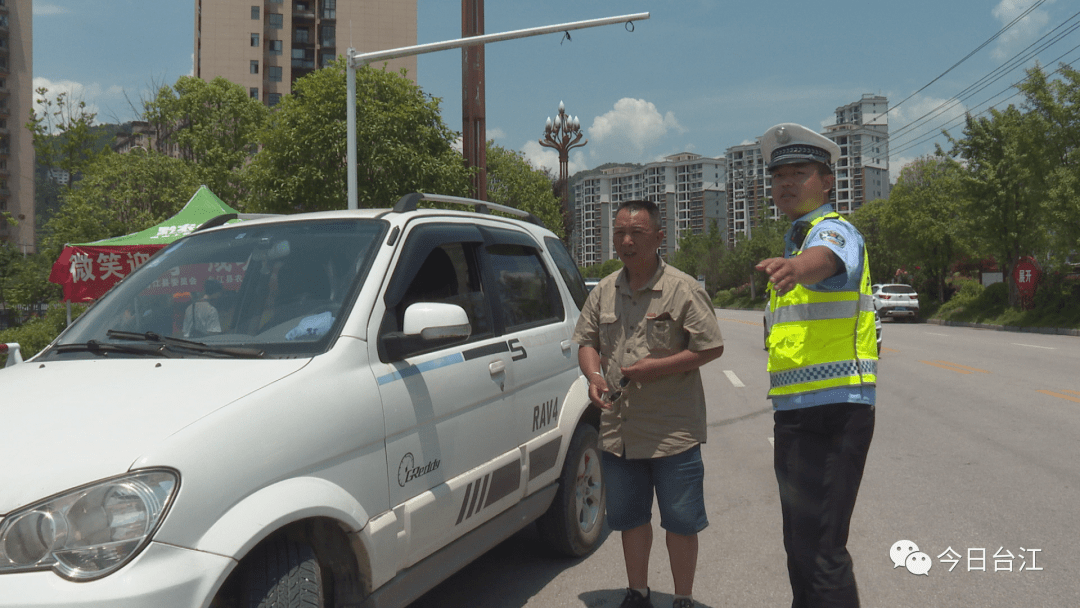 在台江县民族中学考点,看到台江县公安局交通警察大队的工作人员杨