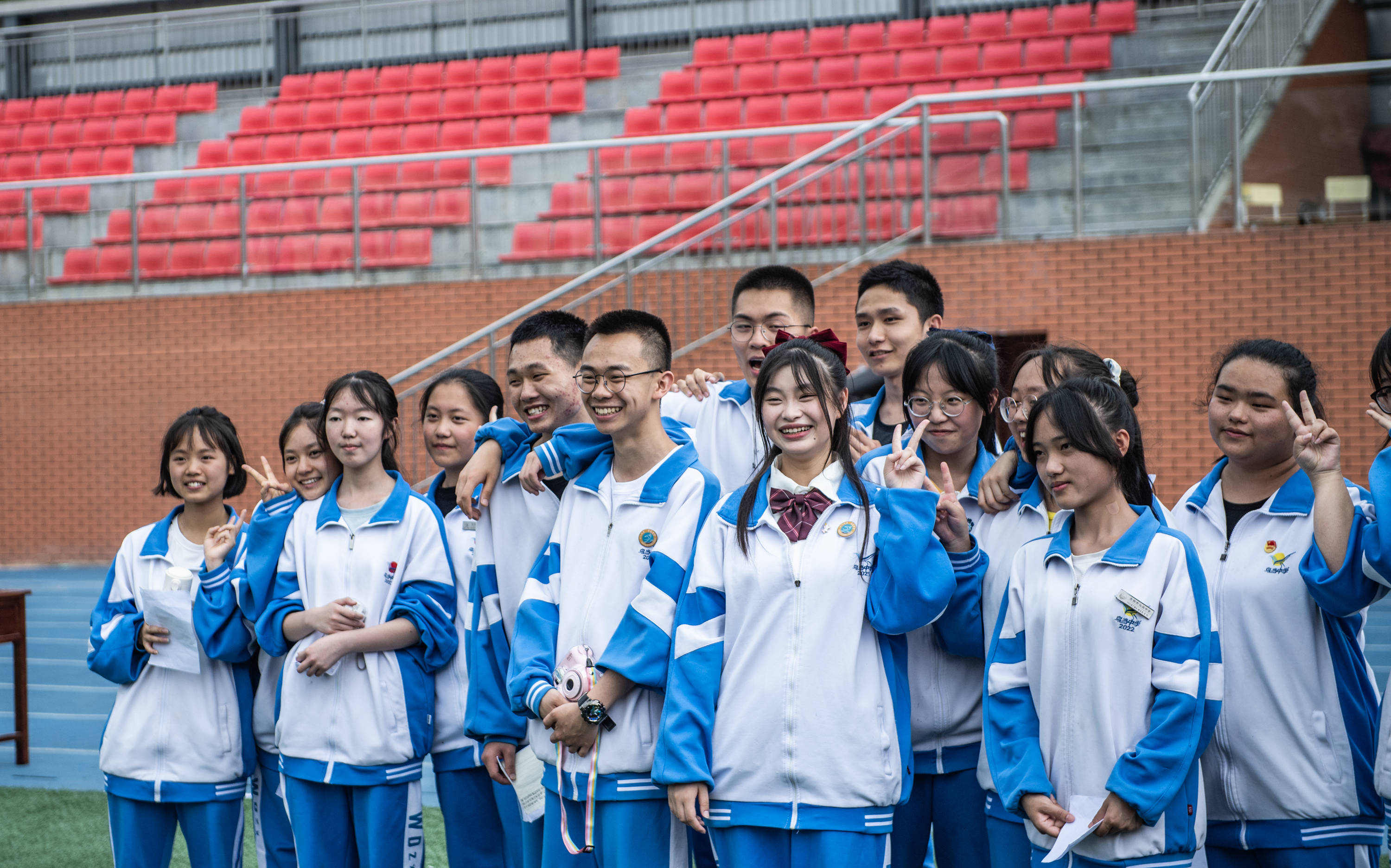 6月9日,乌当中学高三学生在操场上拍照留念.
