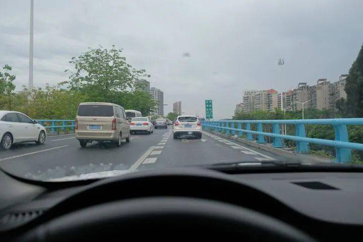 阿站长开车开着3系轿跑带你玩转厦门