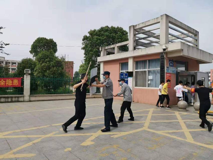 桐城市范岗初中:反暴恐演练织就校园安全网