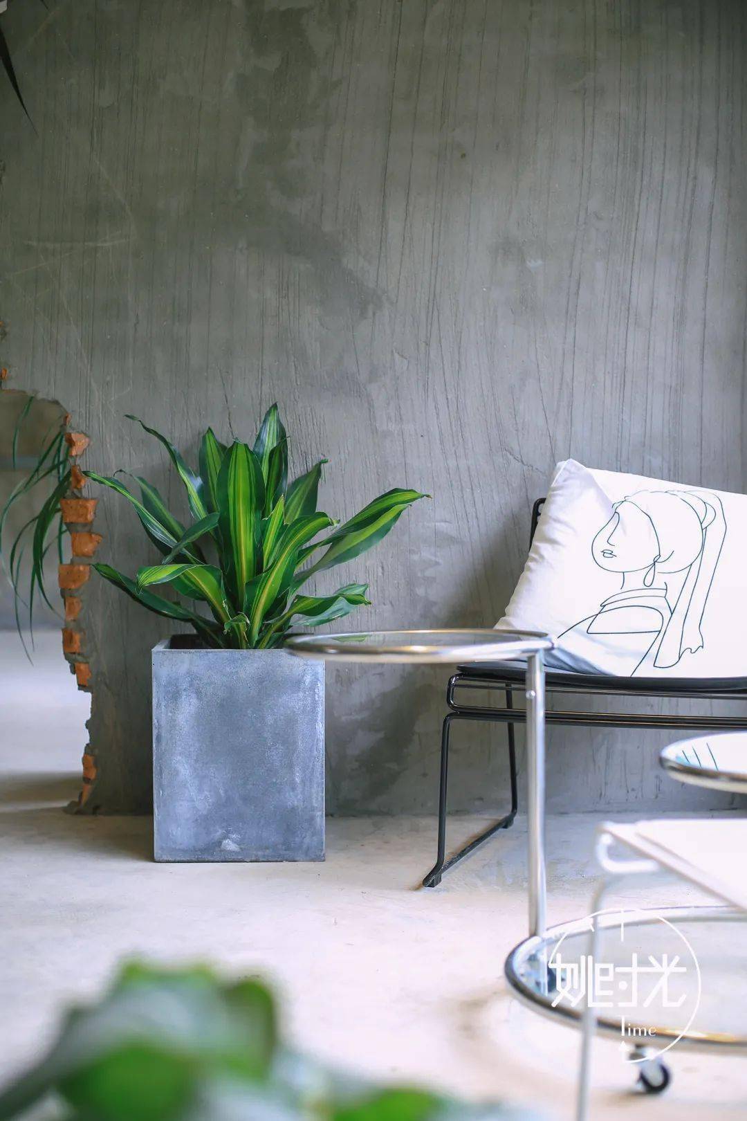 最良江边一座三层独栋小楼叙利亚工业风吸引无数人前来打卡