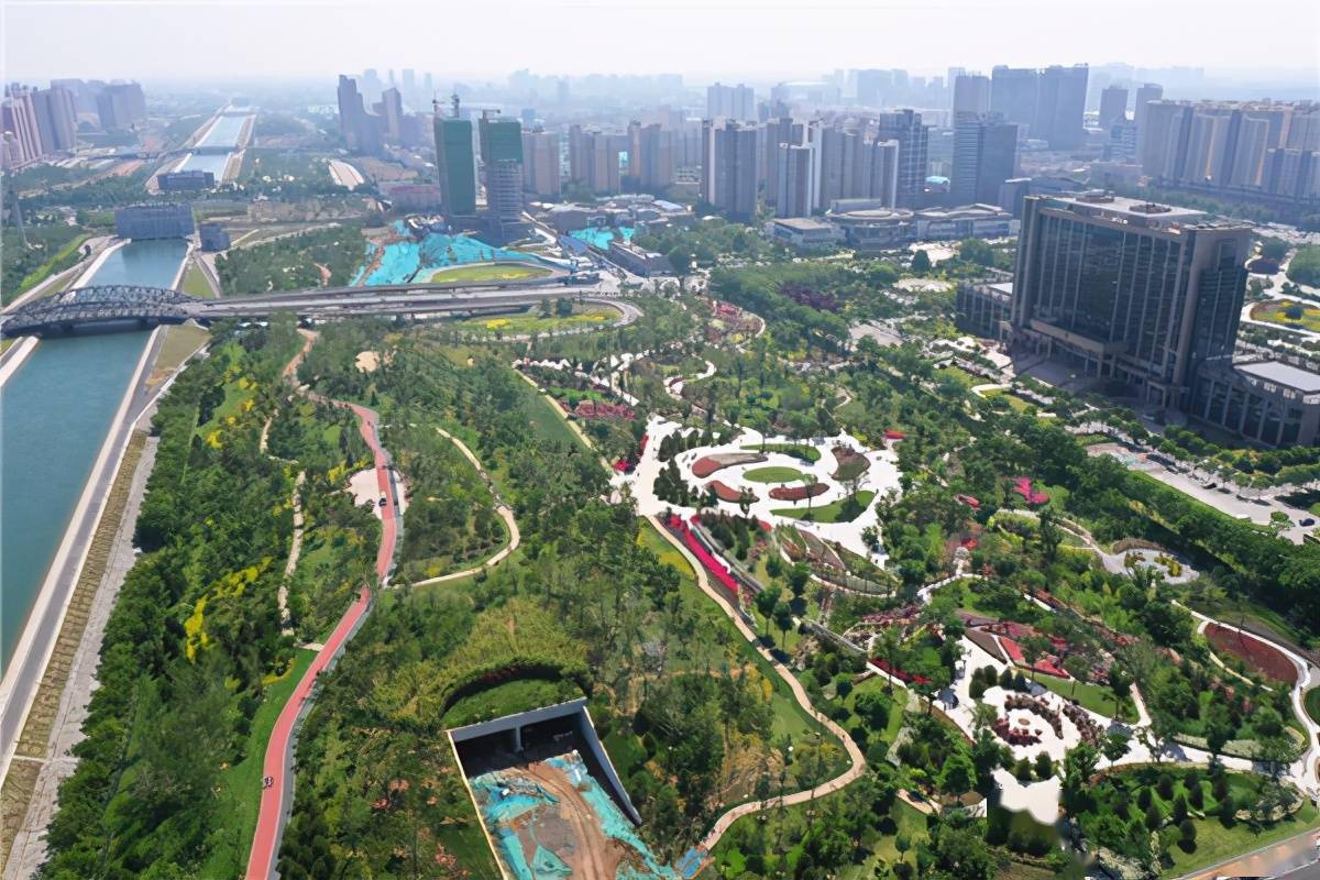 6月9日上午,焦作市解放区西王褚村村民王霞漫步在南水北调天河公园