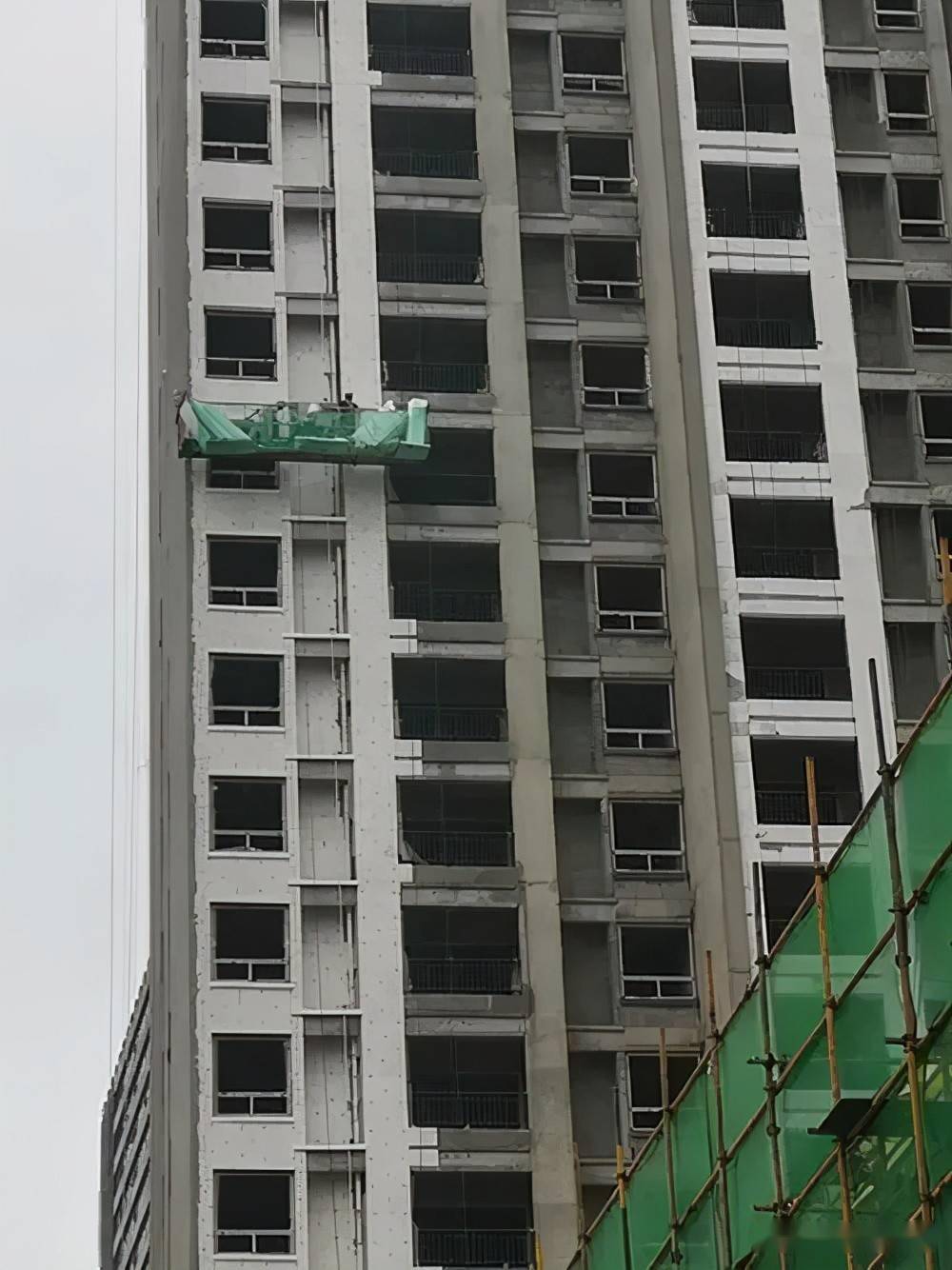 内保温:所谓内保温施工,是在外墙结构的内部加做保温层.优点:1.