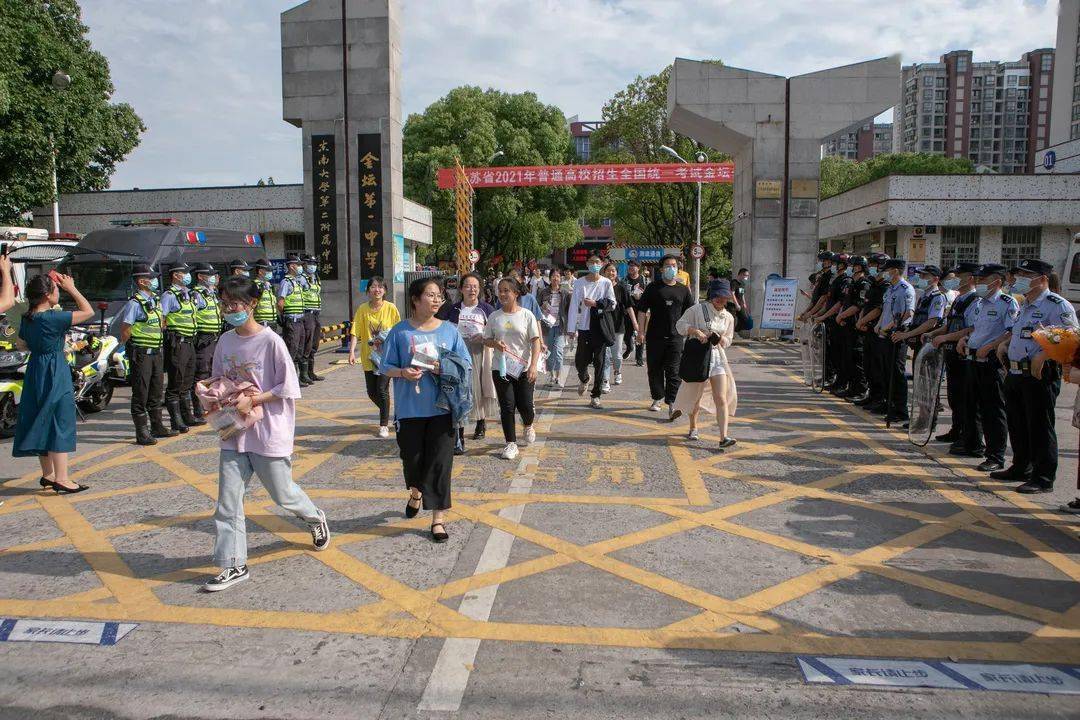 高考结束 | 记录金坛考场外,这些暖心时刻!