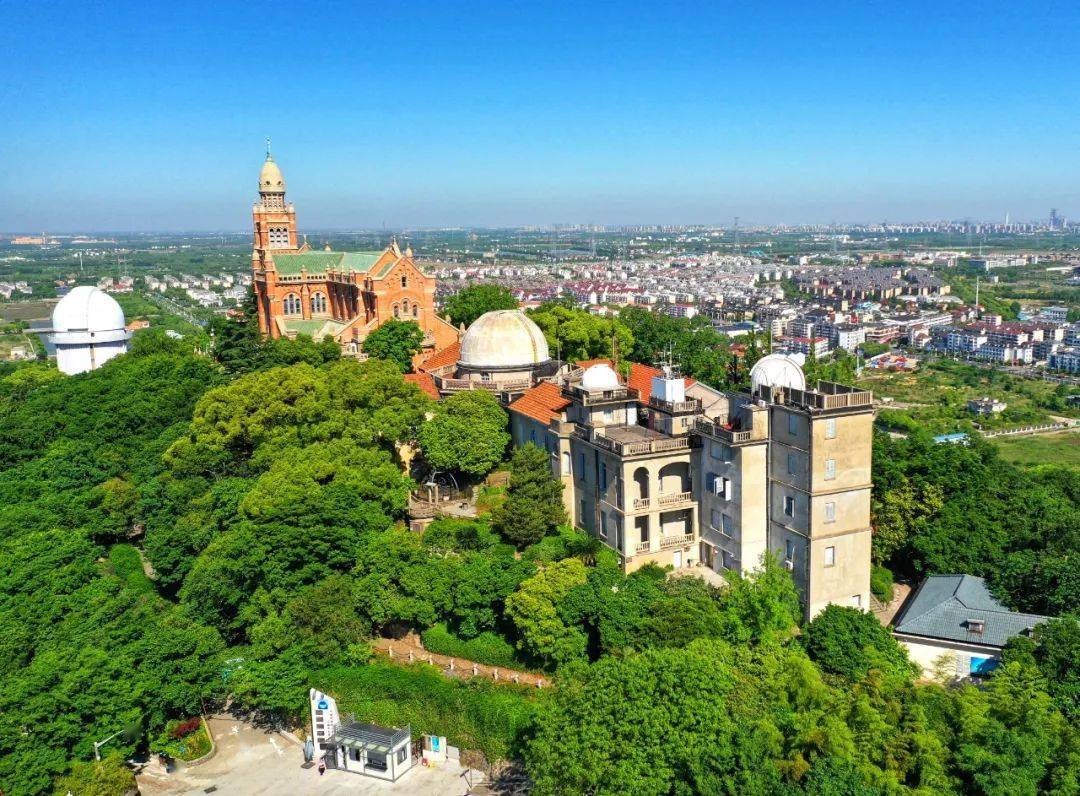 各位游客: 上海天文博物馆园区内主体建筑佘山天文台建设于1900年