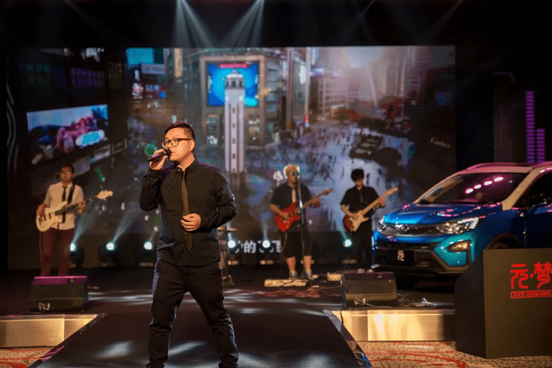 李波和重庆孩子▲白昼国王乐队现场演唱▲重庆独立民谣音乐人:杨亚东