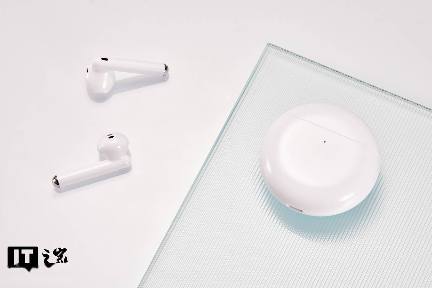 外形方面, freebuds 4 延续经典圆形对称设计,拥有陶