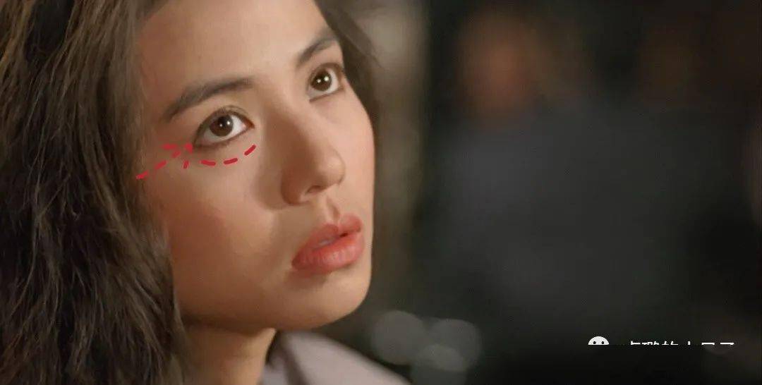 人的眼睛都是椭圆形的,画完后,整个眼睛是上挑的,就有股狐媚子的样