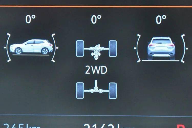 此外,该车仪表盘上,还能显示车辆姿态.