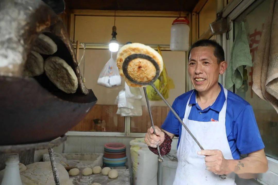 夏邑人"烧饼哥"白玉泉打烧饼供出一个985一个211!