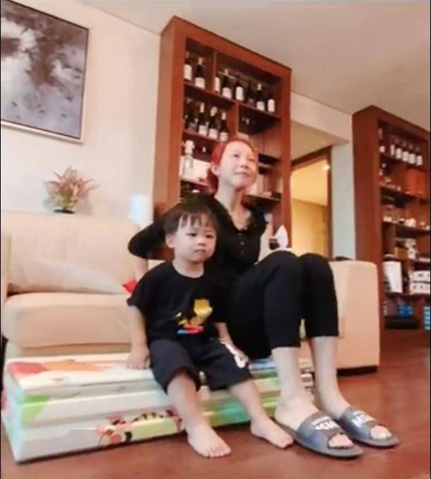 48岁蔡少芬素颜憔悴状态差,陪儿子玩耍被指像奶奶
