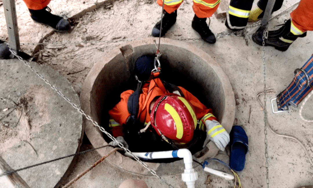 紧急救援合浦老人不慎掉入水井被困幸好