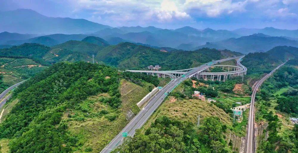 方便外地回廉江又多条线路选择啦云茂高速全线正式通车