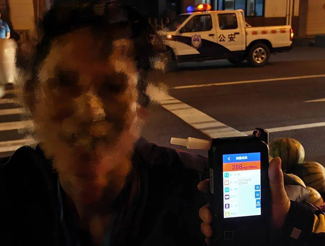 杨某在 未取得机动车驾驶证的情况下仍酒后驾驶摩托车,在行驶至宜兴市