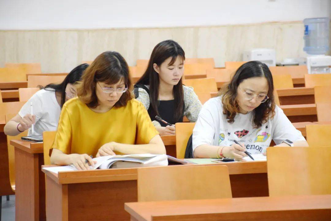 其后,山北中学的吴美娜老师和东林中学的陆盈老师对语文课进行了观课