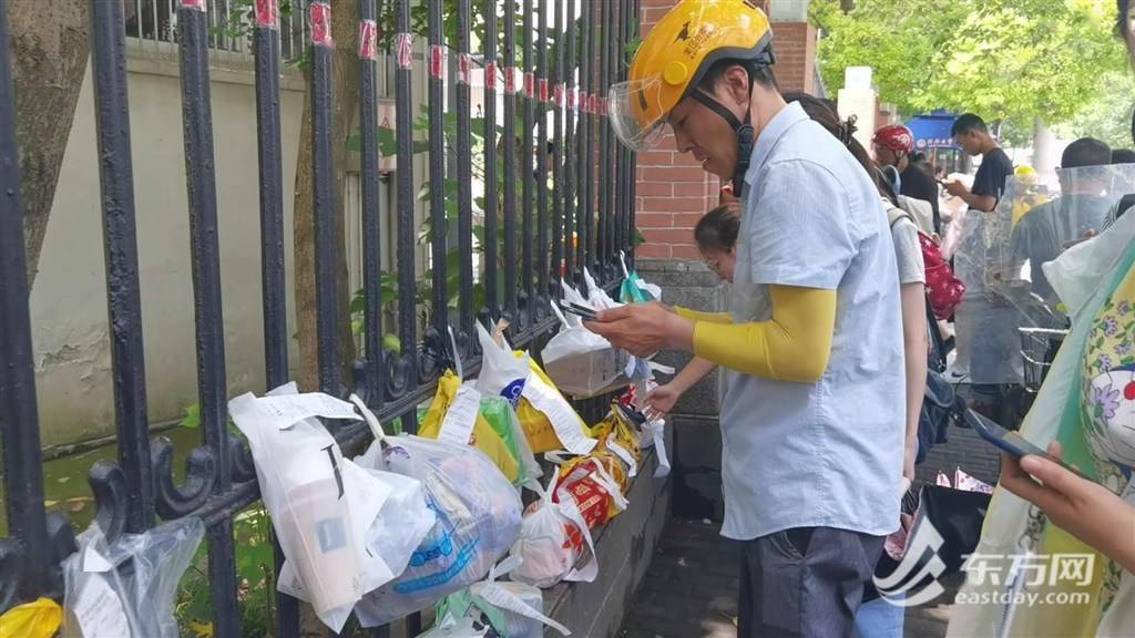 "喂,你的外卖挂在6号栏杆上!"上海一大学门口现"外卖墙"