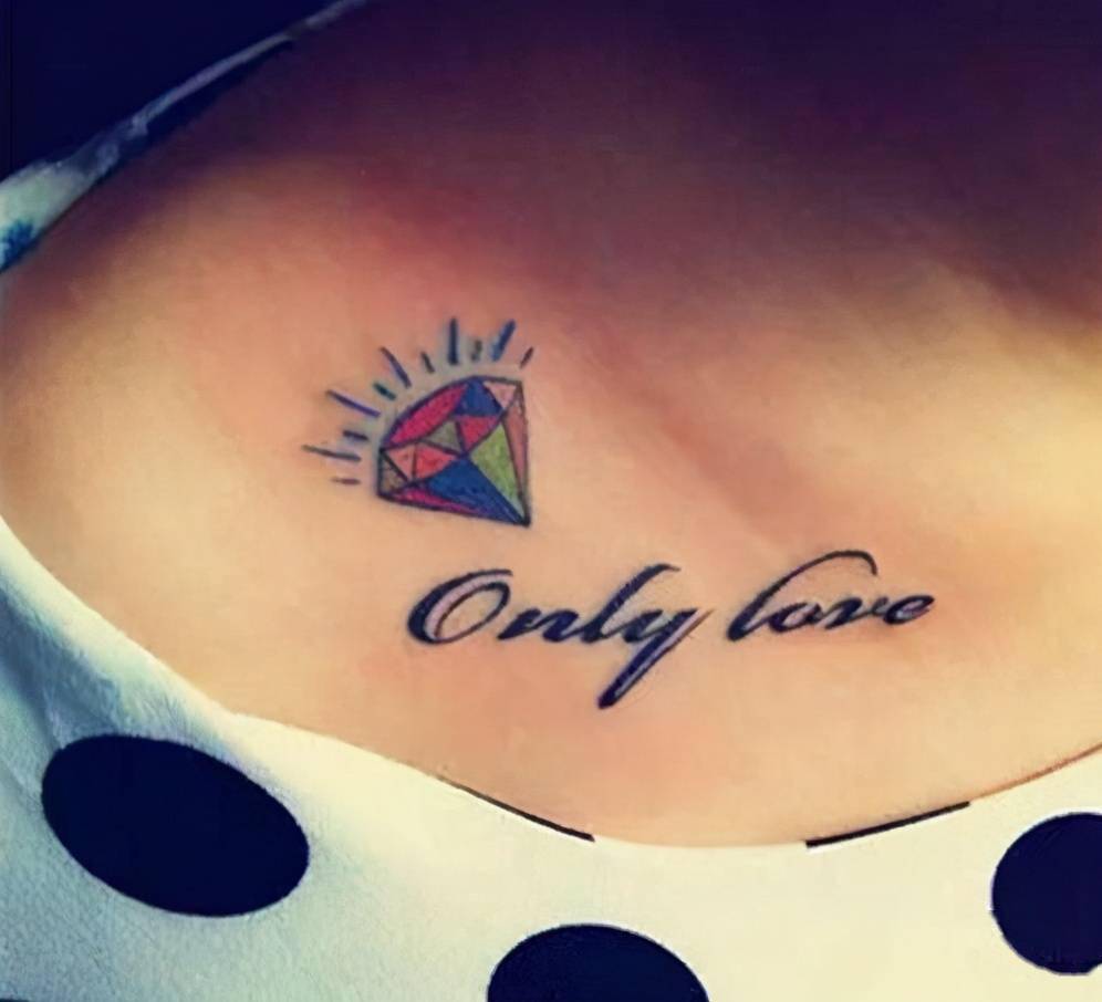 最性感的纹身部位之锁骨男女皆可