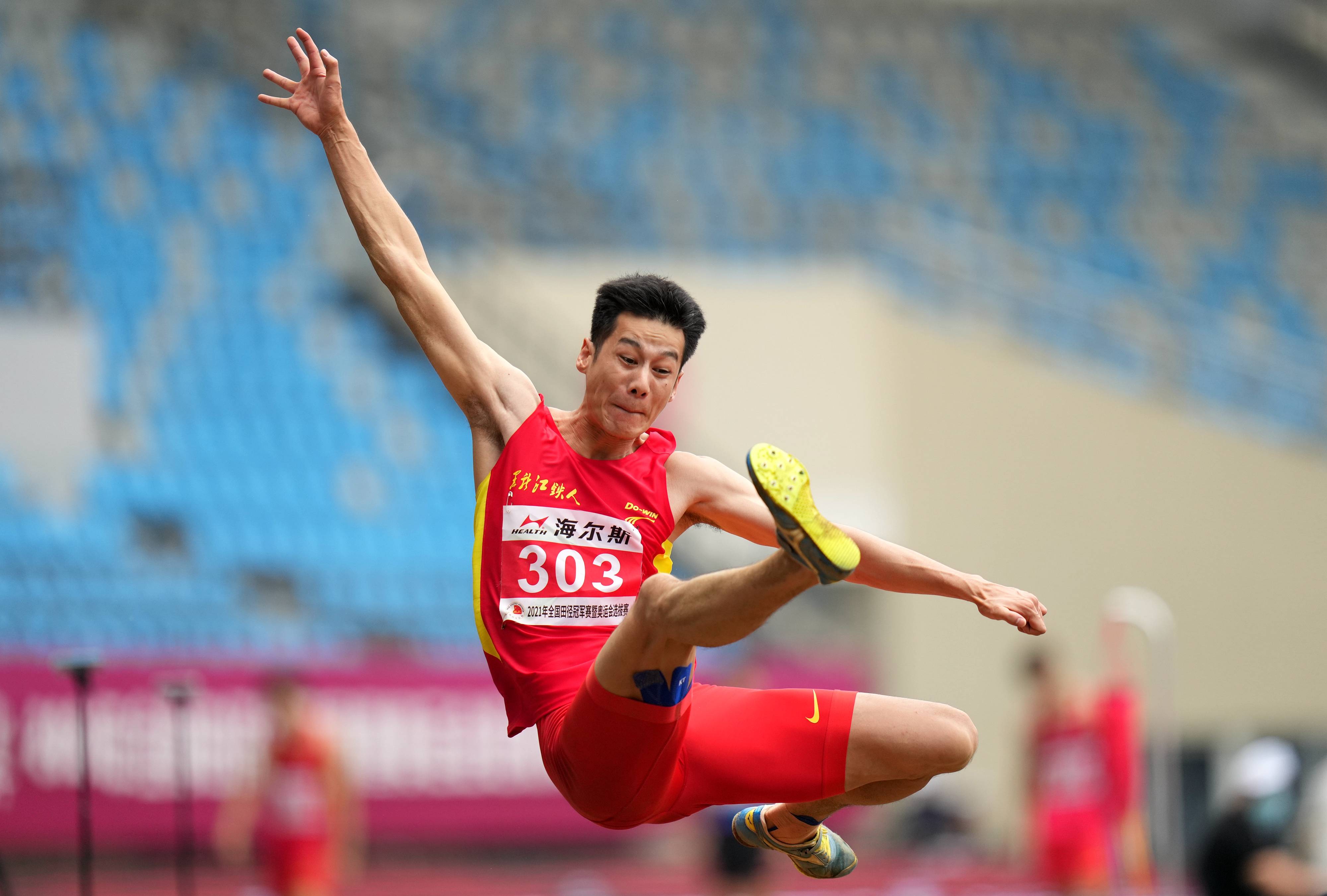 上虞体育场举行的2021年全国田径冠军赛暨奥运会选拔赛男子跳远决赛中