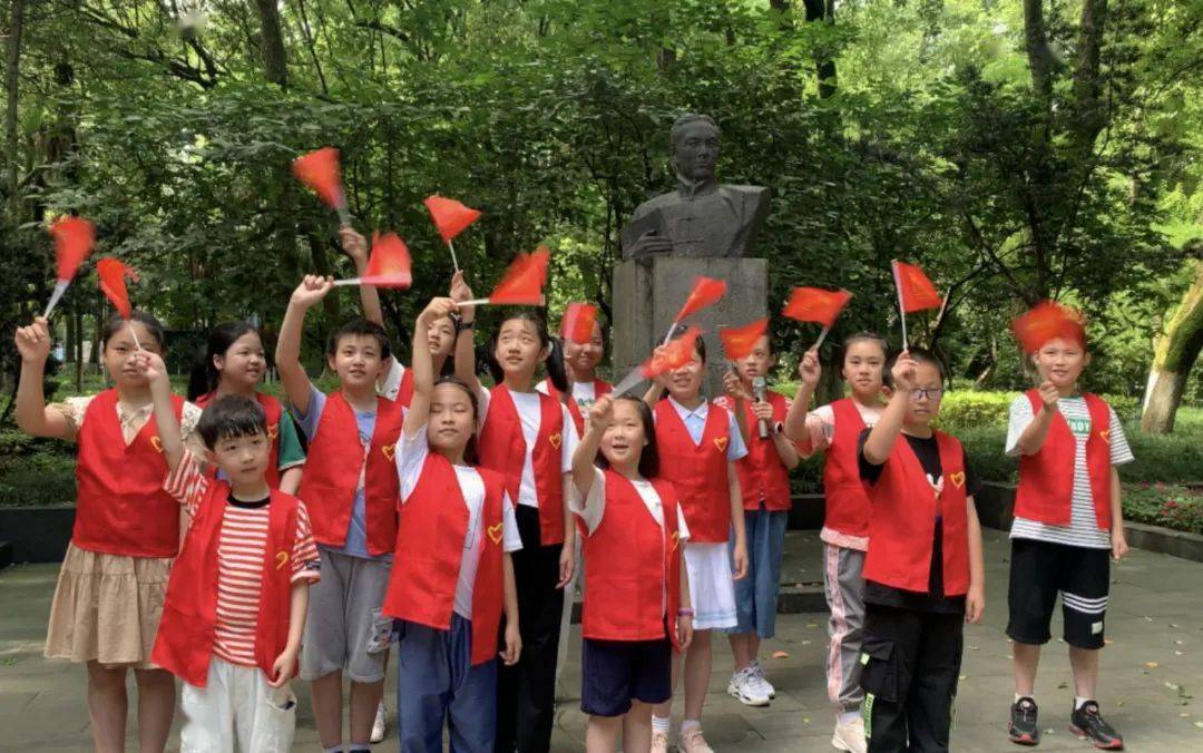 同学们在邵飘萍铜像广场上唱红歌学生代表在铜像下发言"文物映耀百年