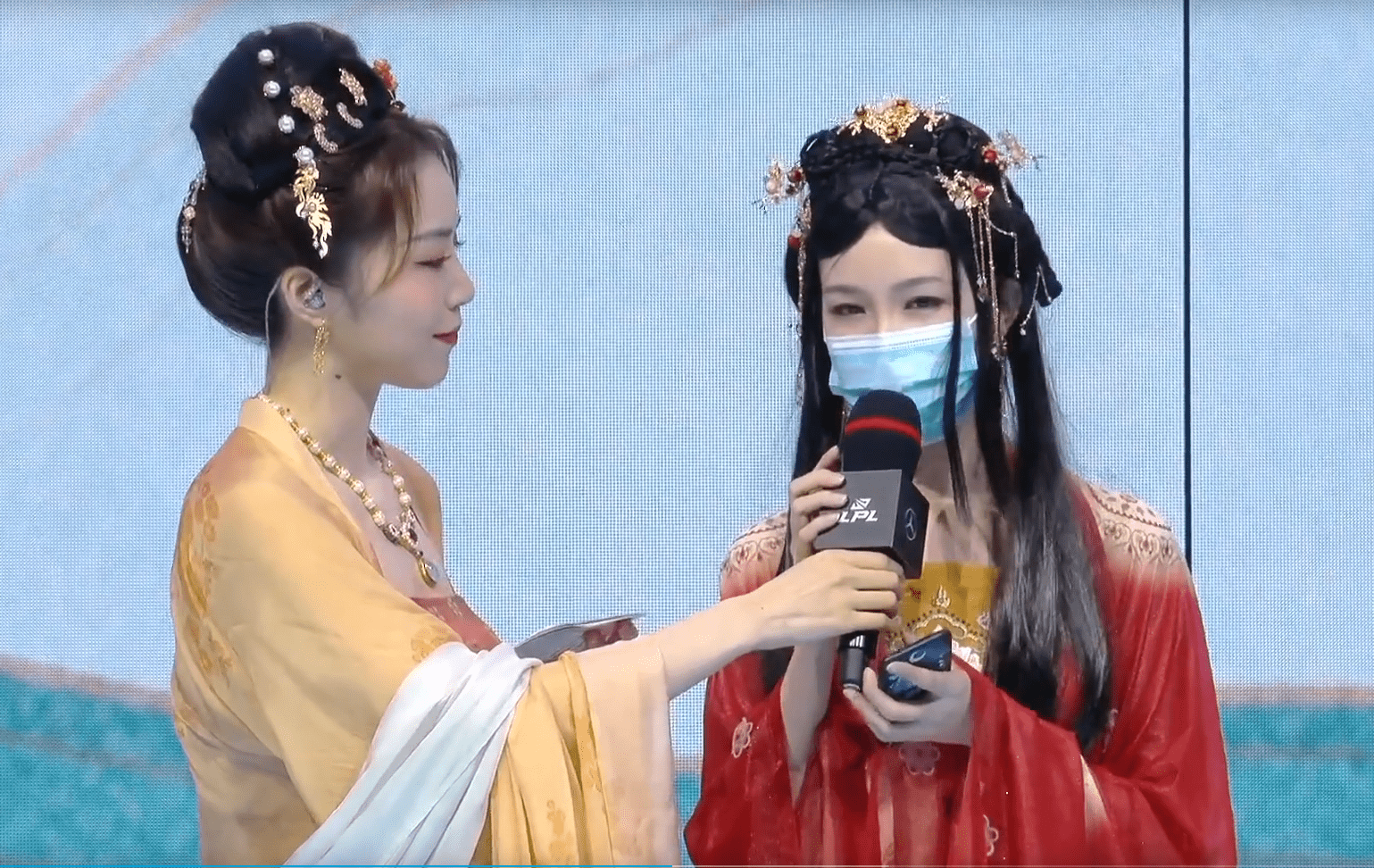 rita穿汉服双马尾进行官方解说观众直言走古风颜值太高