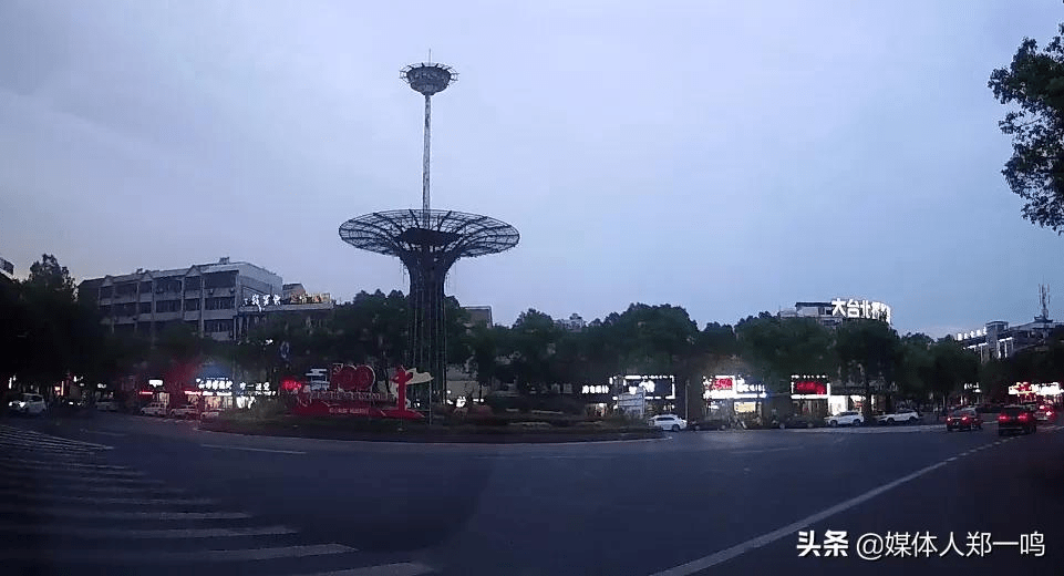 炎夏中的石首界山口转盘处夜景也许正是因为如此,现实生活之中,才会有