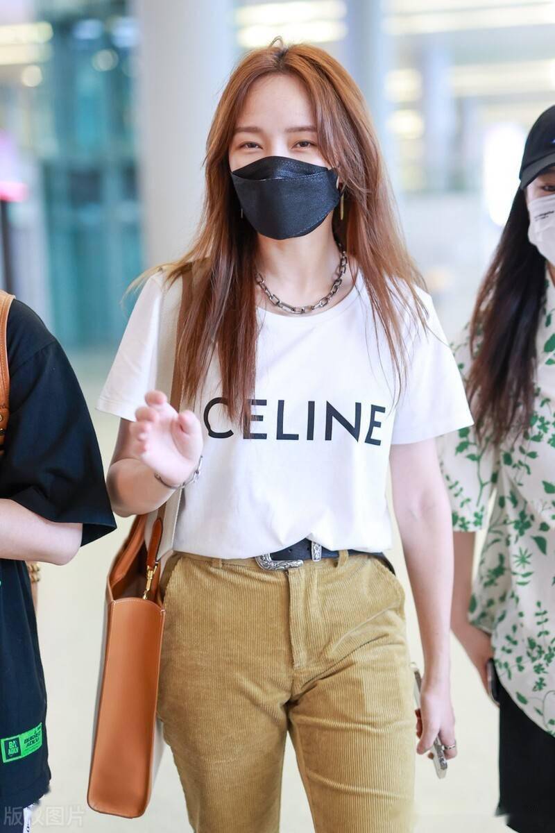 街拍:孟佳白t恤 卡其色灯芯绒裤 尖头短靴 条形包时尚美丽