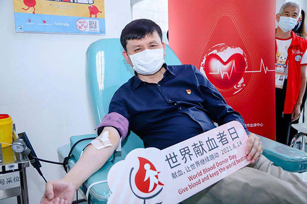 端午节张文宏再撸袖献血:举手之劳,有可能挽救别人生命