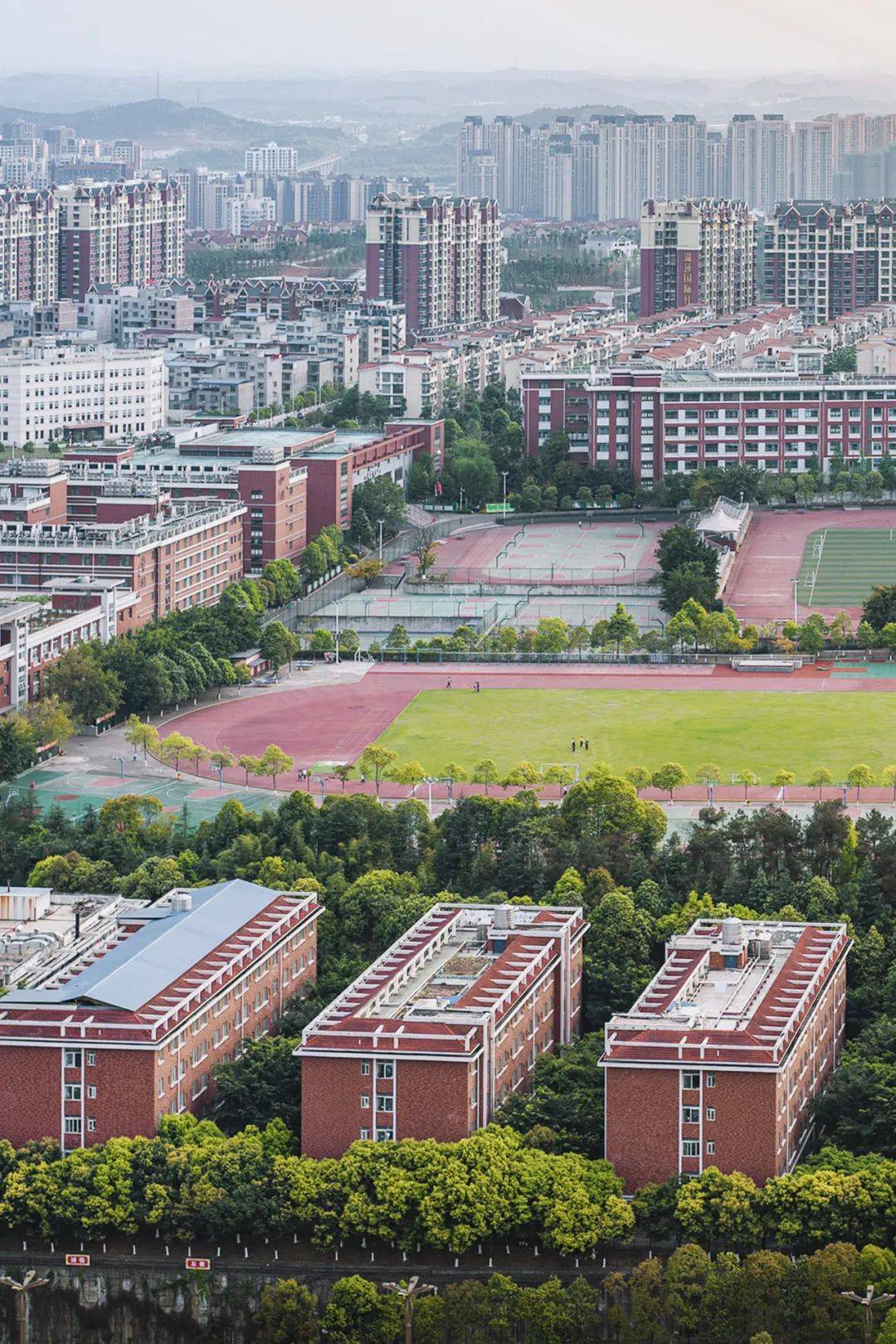 比如,以所读绵阳,东辰等著名中学作为同乡见面开场白的必是其中一种.