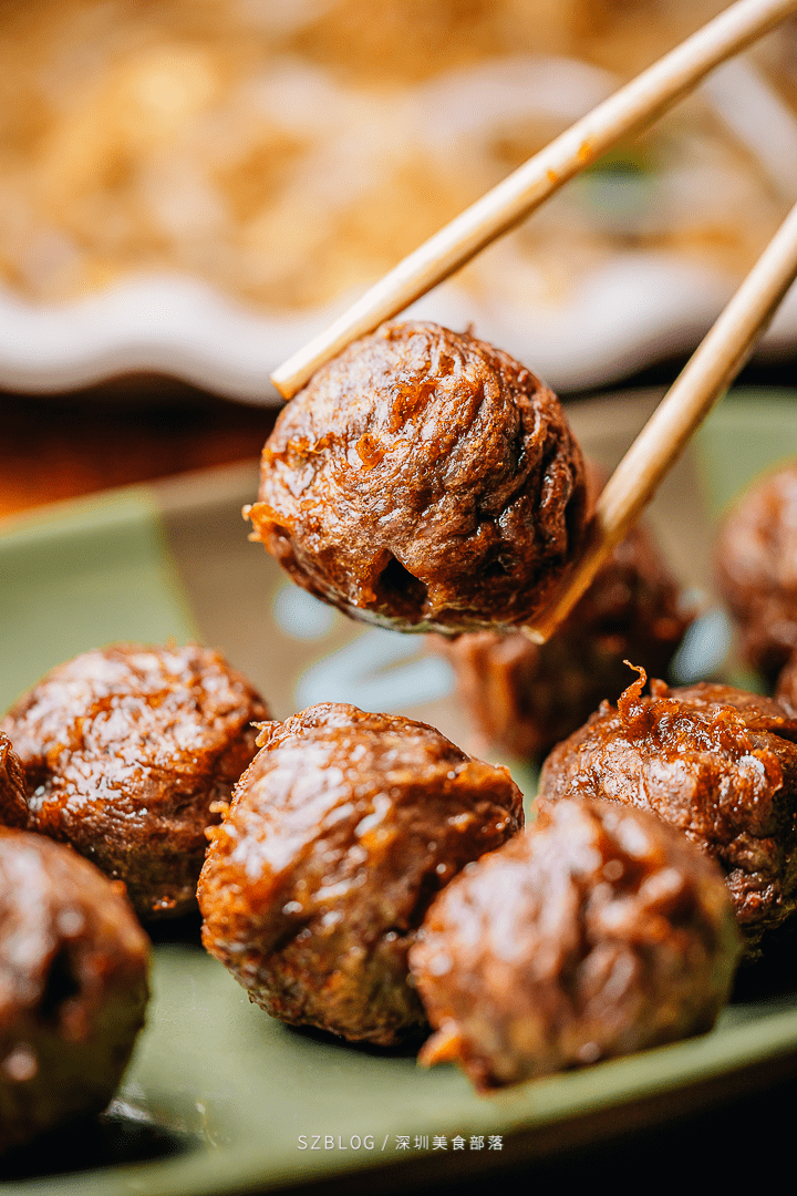 牛肉丸吃起来淀粉感不会很强,肉也挺扎实,而且咬下去会爆汁.