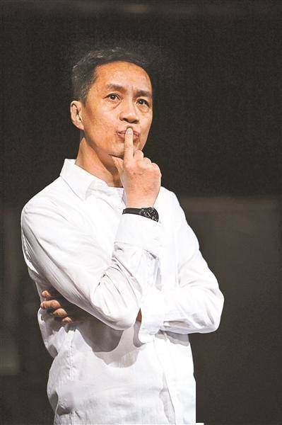58岁冯远征携66岁妻子聚会,眼窝凹陷发黑太憔悴