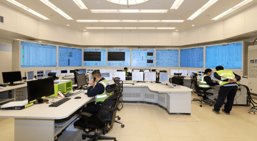 核电站操纵员,素有"黄金人"的美称,主控室是"黄金人"工作的地方.